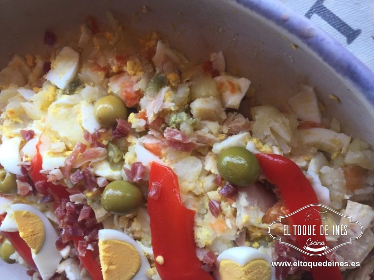 Ya cada uno le echa la cantidad de mahonesa que quiera,  solo queda disfrutarla.